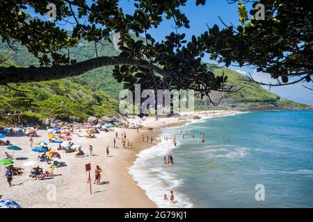 Beachlife alla spiaggia di Prainha, a ovest della città di Rio de Janeiro, sulla foresta collinare in Brasile Foto Stock