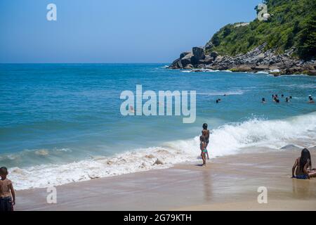 Beachlife alla spiaggia di Prainha, a ovest della città di Rio de Janeiro, sulla foresta collinare in Brasile Foto Stock