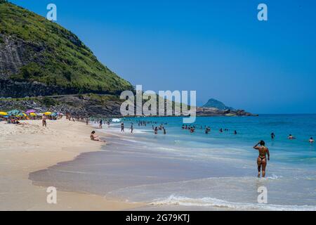 Beachlife alla spiaggia di Prainha, a ovest della città di Rio de Janeiro, sulla foresta collinare in Brasile Foto Stock