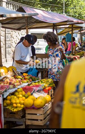 Una donna brasiliana e un venditore di strada al mercato locale di Rio de Janeiro. Foto con Leica M10 Foto Stock