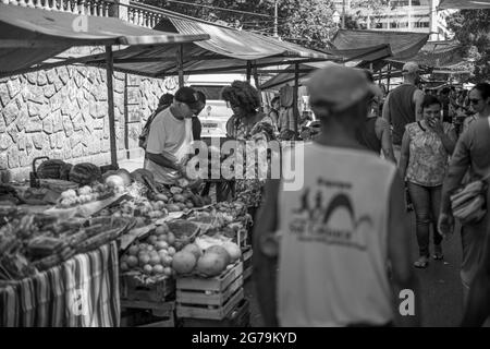 Una donna brasiliana e un venditore di strada al mercato locale di Rio de Janeiro. Foto con Leica M10 Foto Stock