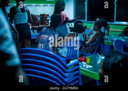 Festa tutta la notte con la gente del posto - il carioca - in favela 'Pereira da Silva' in Santa Teresa, Rio de Janeiro. Girato con Leica M10 Foto Stock