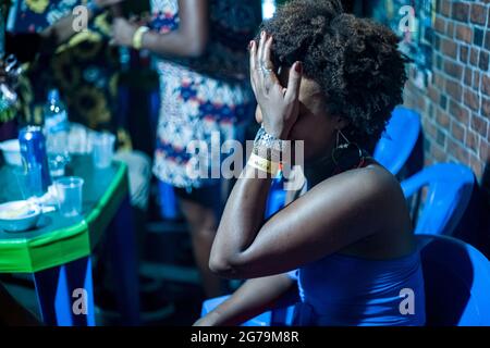 Festa tutta la notte con la gente del posto - il carioca - in favela 'Pereira da Silva' in Santa Teresa, Rio de Janeiro. Girato con Leica M10 Foto Stock