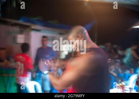 Festa tutta la notte con la gente del posto - il carioca - in favela 'Pereira da Silva' in Santa Teresa, Rio de Janeiro. Girato con Leica M10 Foto Stock