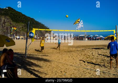 I brasiliani giocano a futevolei (footvolley) in una giornata di sole a Ipanema Beach, Rio de Janeiro Brasile Foto Stock