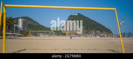 I brasiliani giocano a futevolei (footvolley) in una giornata di sole a Ipanema Beach, Rio de Janeiro Brasile Foto Stock