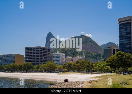 Cielo blu vista sul monte Corcovado con Cristo Redentor e la città con i grattacieli di Botafogo di Rio de Janeiro in Brasile. Girato con Leica M10 Foto Stock