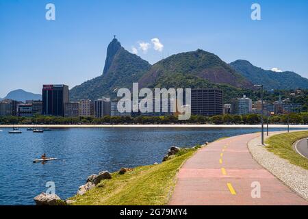 Cielo blu vista sul monte Corcovado con Cristo Redentor e la città con i grattacieli di Botafogo di Rio de Janeiro in Brasile. Girato con Leica M10 Foto Stock