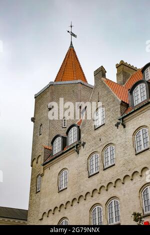 Torre d'angolo che fa parte dell'edificio Jensens Bøfhus all'angolo di Piazza Nytorv, Aalborg, Danimarca. Foto Stock