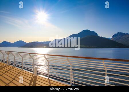 Naviga verso il fiordo di Geiranger in una splendida giornata con vista sulle montagne norvegesi dal ponte aperto della nave, la Norvegia. Tramonto Foto Stock