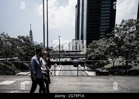 Camminando sul ponte fino a Piazza Largo da Carioca Foto Stock