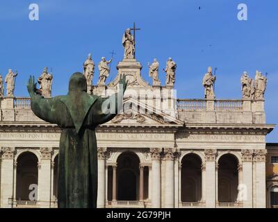 Statua di San Francesco di fronte a San Giovanni in Laterano Foto Stock