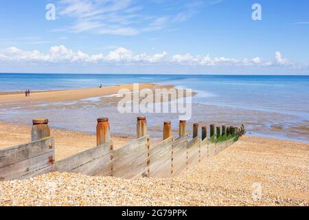 Wooden Groynes sulla spiaggia di ciottoli a Whitstable Kent England UK GB Europe Foto Stock