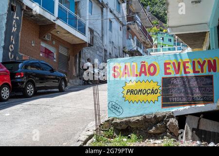 Fragili costruzioni residenziali di favela Vidigal a Rio de Janeiro. Dopo aver installato le unità di polizia pacificatrici, favela divenne un luogo migliore e più sicuro in cui vivere. Foto Stock