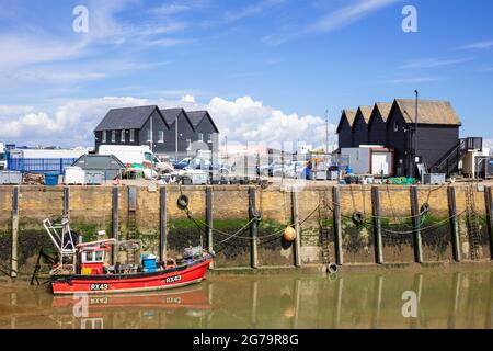 Negozi di pesce in capanne di pescatori dipinte di nero e capanne di ostriche in Whitstable Harbour Whitstable Kent Inghilterra GB Europa Foto Stock