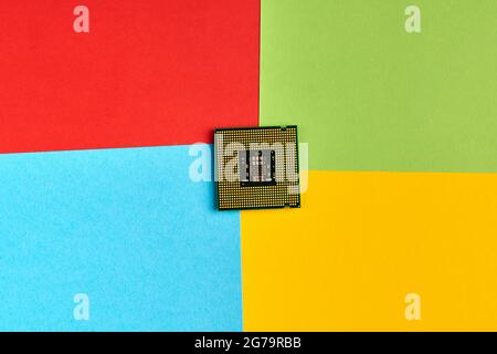 Carte in colori di famosa società di computer, il logo del produttore di software. Elevato utilizzo della CPU. Colori della carta rosso, verde, blu e giallo. Logo aziendale Foto Stock