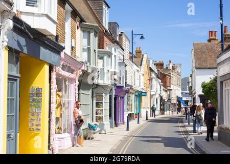 Negozi dai colori vivaci nel centro di Harbour Street Whitstable Kent England UK GB Europe Foto Stock