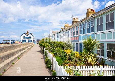 Una fila di colorate proprietà fronte mare sulla terrazza marina Whitstable, Kent, Old Neptune pub e case vacanze in Whitstable Kent Inghilterra UK GB Europa Foto Stock