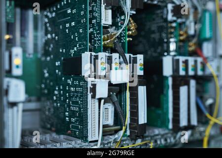 Immagine di sfondo dei server blade nell'armadio server del supercomputer o del data center, spazio di copia Foto Stock
