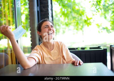 All'aperto ritratto di bella sorridente e ridente giovane adulto bruna ragazza indiana. Foto Stock