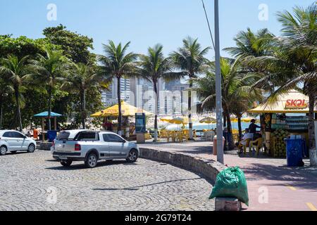 La spiaggia di Leblon dietro un caffè all'aperto e un parcheggio a Rio de Janeiro Foto Stock