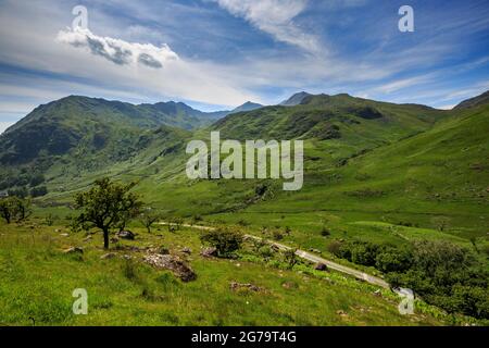 Guardando verso ovest verso il Monte Snowdon dall'inizio del Passo Llanberis, Snowdonia, Galles del Nord Foto Stock