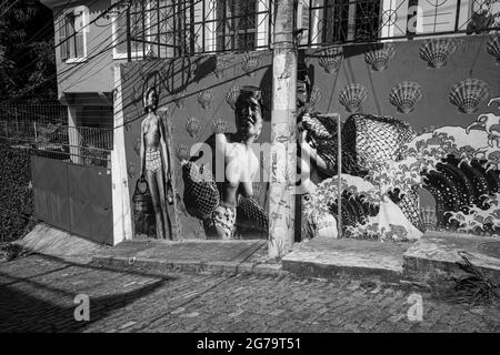 I murales di Street art di Graffiti fiancheggiano le strade e i vicoli posteriori di Rio de Janeiro, specialmente nei quartieri di Santa Teresa e Lapa. Foto Stock