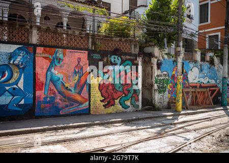 I murales di Street art di Graffiti fiancheggiano le strade e i vicoli posteriori di Rio de Janeiro, specialmente nei quartieri di Santa Teresa e Lapa. Foto Stock