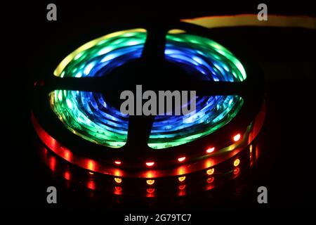 Striscia di LED o diodi ad emissione luminosa con luci multicolore brillanti Foto Stock