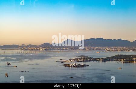 Alto sopra Rio de Janeiro - Tiro preso dall'aereo, in direzione dell'Aeroporto Internazionale di Galeao (Aeroporto Internazionale Tom Jobim) - Brasile, Sud America Foto Stock