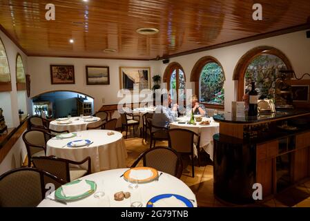 Sala ristorante della fonda Sala di Olost. Questo ristorante ha una stella Michelin (Osona, Barcellona, Catalogna, Spagna) Foto Stock