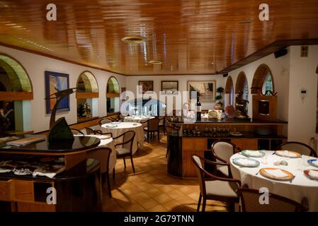 Sala ristorante della fonda Sala di Olost. Questo ristorante ha una stella Michelin (Osona, Barcellona, Catalogna, Spagna) Foto Stock