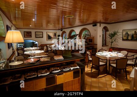 Sala ristorante della fonda Sala di Olost. Questo ristorante ha una stella Michelin (Osona, Barcellona, Catalogna, Spagna) Foto Stock