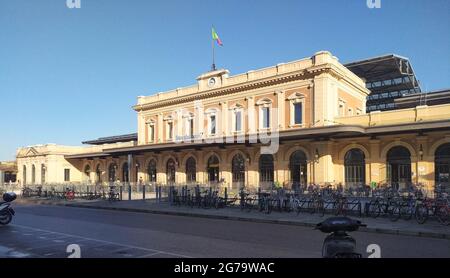 Vista sulla facciata principale della stazione ferroviaria di Parma. Foto di alta qualità Foto Stock