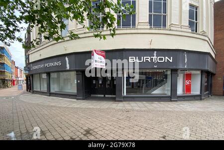 Rami vuoti di Dorothy Perkins e Burton nel centro della città di King's Lynn a Norfolk Data dell'immagine: Giovedì 24 giugno 2021. Il credito fotografico dovrebbe essere: Martin Keene/PA Wire Foto Stock