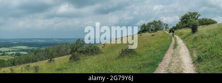 Fai un giro in bicicletta sul sentiero a South Harting, South Downs, Regno Unito Foto Stock