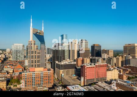 Nashville, Tennessee - 28 giugno 2021: Vista aerea del drone del distretto finanziario del centro di Nashville Foto Stock