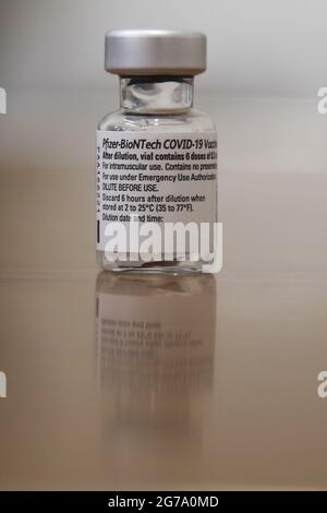 Londra, Regno Unito. 05 luglio 2021. Un flaconcino contenente il vaccino Pfizer Covid-19 osservato in un centro di vaccinazione di Londra. (Foto di Dinendra Haria/SOPA Images/Sipa USA) Credit: Sipa USA/Alamy Live News Foto Stock