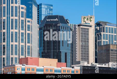 Nashville, Tennessee - 28 giugno 2021: Dettaglio degli edifici principali del quartiere finanziario del centro di Nashville Foto Stock