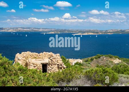 Vista costiera del Nord Sardegna, Isole della Maddalena e Isola Caprera con barche e rovina di batteria Battistoni Foto Stock