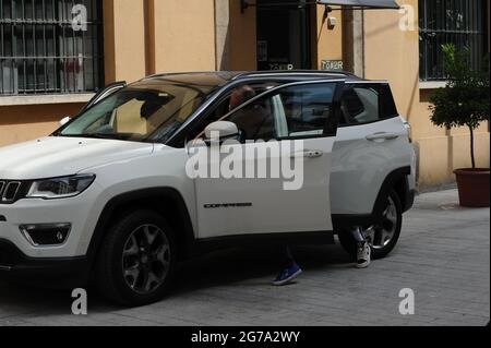 Milano, Khaby Lame pranza in centro con gli amici Khaby Lame, nato a Khabane Lame, 21 anni di origine senegalese e residente in Italia, È diventato famoso con i suoi brevi skits comici e pochi giorni fa è diventato il secondo cliente più influente del TOK TIK, famoso al mondo con oltre 50 MILIONI di seguaci, superando anche su INSTAGRAM le già note Chiara Ferragni e Gianluca Vacchi. Al momento al 1° posto degli influencer mondiali sulla TIK TOK c'è CHARLI D'AMELIO che ha voluto congratularsi con KHABY LAME per il risultato raggiunto. Nelle foto Khaby Lame e alcuni suoi amici, Foto Stock