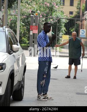 Milano, Khaby Lame pranza in centro con gli amici Khaby Lame, nato a Khabane Lame, 21 anni di origine senegalese e residente in Italia, È diventato famoso con i suoi brevi skits comici e pochi giorni fa è diventato il secondo cliente più influente del TOK TIK, famoso al mondo con oltre 50 MILIONI di seguaci, superando anche su INSTAGRAM le già note Chiara Ferragni e Gianluca Vacchi. Al momento al 1° posto degli influencer mondiali sulla TIK TOK c'è CHARLI D'AMELIO che ha voluto congratularsi con KHABY LAME per il risultato raggiunto. Nelle foto Khaby Lame e alcuni suoi amici, Foto Stock