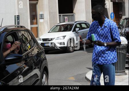 Milano, Khaby Lame pranza in centro con gli amici Khaby Lame, nato a Khabane Lame, 21 anni di origine senegalese e residente in Italia, È diventato famoso con i suoi brevi skits comici e pochi giorni fa è diventato il secondo cliente più influente del TOK TIK, famoso al mondo con oltre 50 MILIONI di seguaci, superando anche su INSTAGRAM le già note Chiara Ferragni e Gianluca Vacchi. Al momento al 1° posto degli influencer mondiali sulla TIK TOK c'è CHARLI D'AMELIO che ha voluto congratularsi con KHABY LAME per il risultato raggiunto. Nelle foto Khaby Lame e alcuni suoi amici, Foto Stock