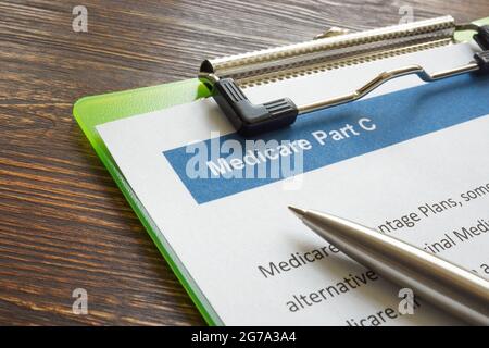 Carte assicurative Medicare parte C con appunti e penna. Foto Stock