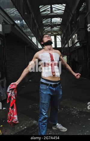 Londra (UK), 11 luglio 2021: Un sostenitore del calcio inglese porta un dipinto della bandiera di San Giorgio sul petto prima che l'inizio dell'Inghilterra lo versi Foto Stock