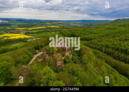 Germania, Sassonia-Anhalt, Neustadt, rovine del castello di Hohnstein vicino a Neustadt nel distretto Turingia di Nordhausen. Foto Stock