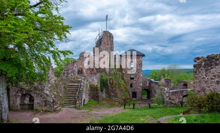 Germania, Sassonia-Anhalt, Neustadt, rovine del castello di Hohnstein vicino a Neustadt nel distretto Turingia di Nordhausen. Foto Stock