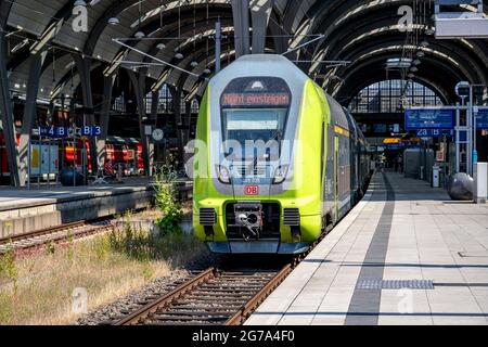 DB Regio Bombardier Twindexx treno Vario in LIVREA NAH.SH alla stazione centrale di Kiel Foto Stock