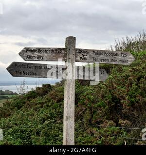 Cartello con la scritta Footpath su Tennyson Down, Isle of Wight, Hampshire, Inghilterra, Regno Unito Foto Stock
