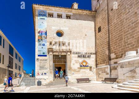 Claustre del Carme, ex chiesa carmelitana con complesso monastico, oggi il mercato della città, Mahon, Maó, Minorca, Spagna, Europa Foto Stock